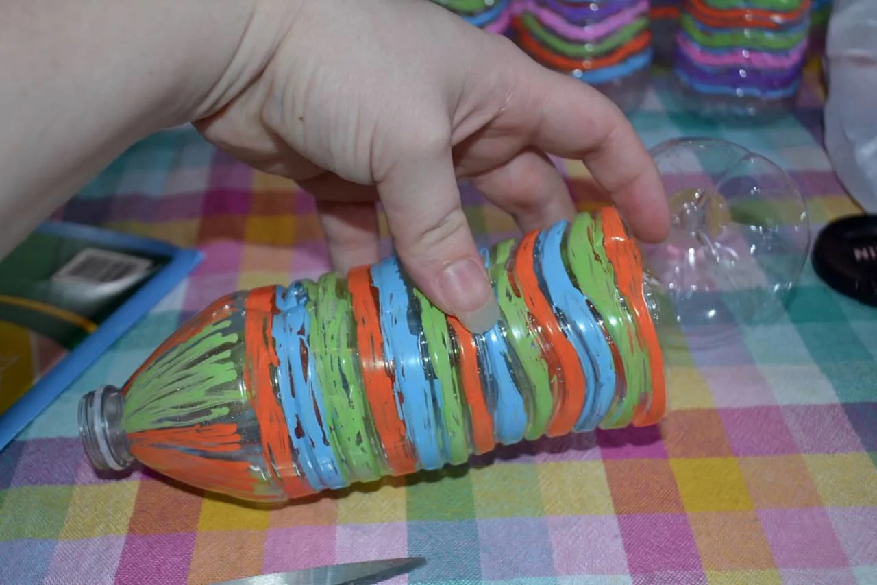 Make this Awesome Recycled Art Project and Reuse Plastic Water Bottles at the Same Time! #reduce #reuse #recycle #plastics #EarthDay #kidcraft #artproject #suncatcher #outdoor #summeractivities #springactivities