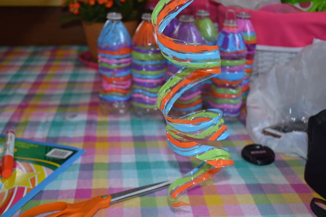 Make this Awesome Recycled Art Project and Reuse Plastic Water Bottles at the Same Time! #reduce #reuse #recycle #plastics #EarthDay #kidcraft #artproject #suncatcher #outdoor #summeractivities #springactivities