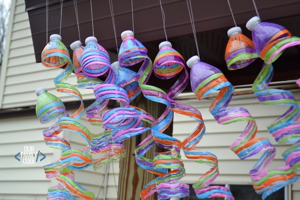 Recycle plastic water bottles into a sun catcher with this great spring project! #reduce #reuse #recycle #plastics #EarthDay #kidcraft #artproject #suncatcher #outdoor #summeractivities #springactivities