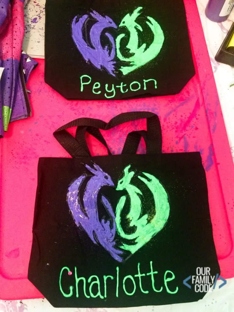 DIY Cute & Easy Disney Descendants Personalized Tote Bags Do you have a Descendants fan? Well, this tutorial is for you! You can absolutely DIY a fantastic Mal tote bag just in time for Halloween #disneydescendants #malfromdescendants #isleofthelost #DIYcostumes #halloweencostumes #DIYdisney #Malcostume #disneyhalloweencostume