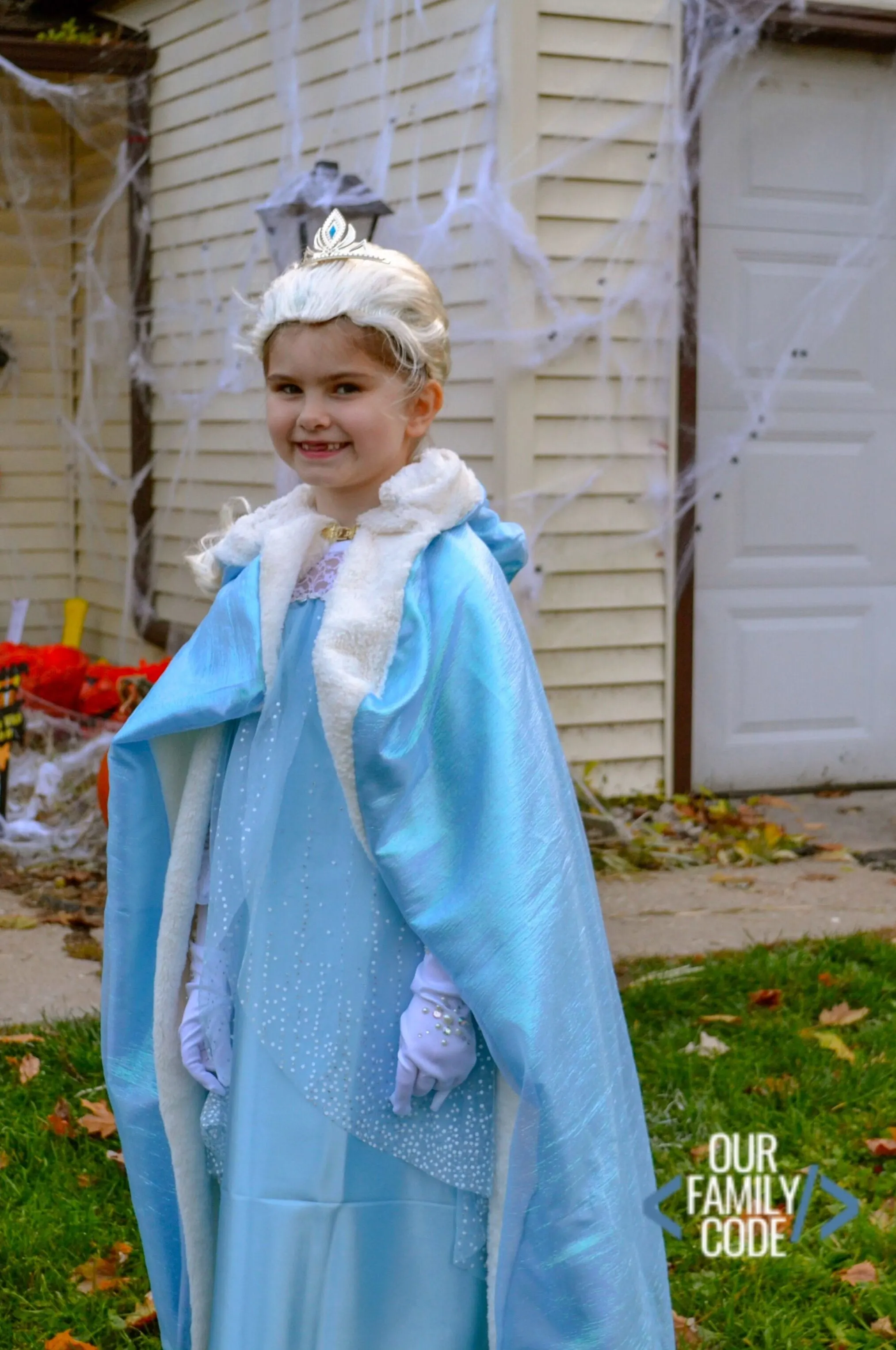 How to Make the Cutest Frozen Family Costume Ever from OurFamilyCode.com! #Frozencostumes #familyhalloweencostumes #halloweencostumesforkids #besthalloweencostumesforkids #elsacostume #annacostume #elsaandannacostumes #kristoffcostume #olafcostume #bestfamilyhalloweencostumes
