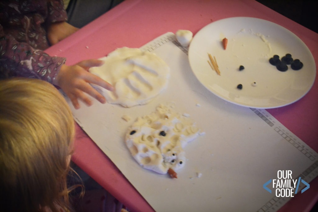 Grab this toddler snow cloud dough recipe and pair it with some fun snowman pieces for a sensory play toddler activity! #sensory #toddlers #snow #clouddough