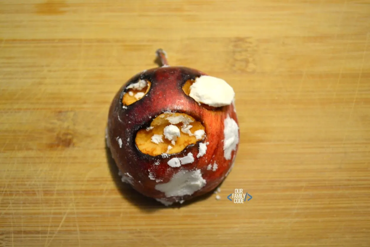 A picture of a plain baking soda apple mummy.