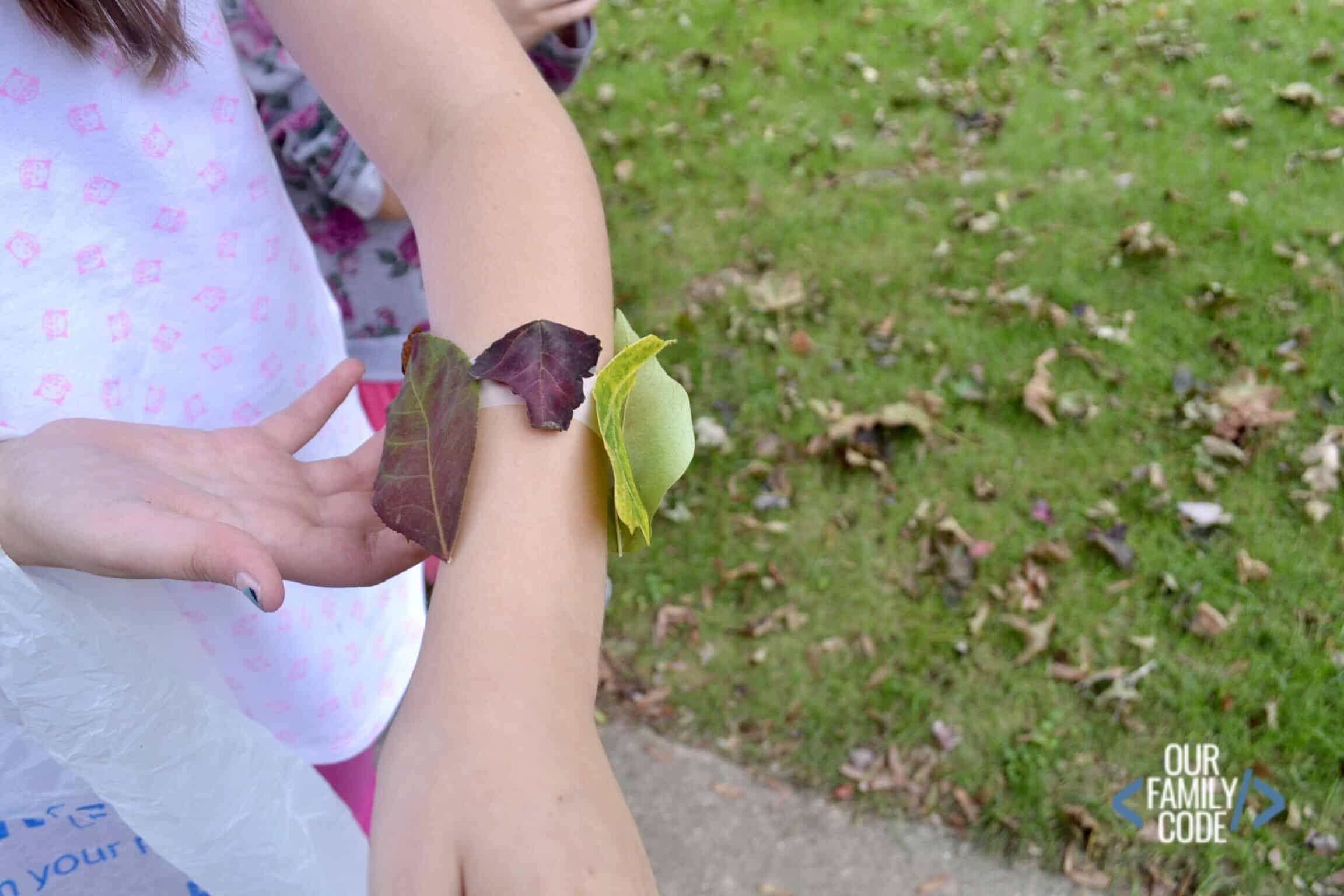 nature walk craft and activities leaf bracelet These nature crafts and activities will have taking nature walks all season long! Check out our top 10 nature walk crafts and activities!
