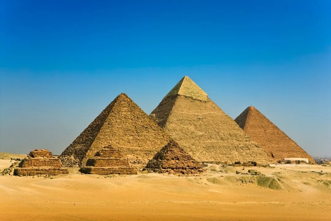 A picture of the pyramids of Giza.
