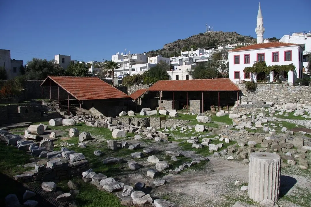 A picture of Mausoleum at Halicarnassus.