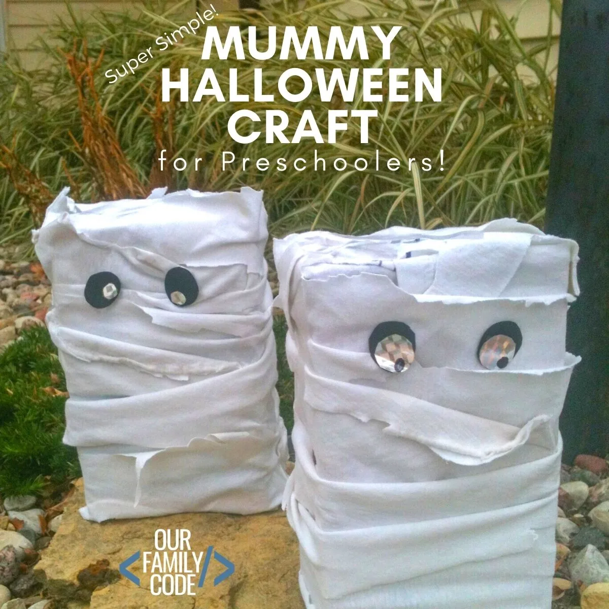This easy Halloween craft for preschoolers is perfect for those busy days when you are looking for a simple project to do with your kiddo. The end result is a super cute Halloween decoration that you can put outside or display inside your house. #preschoolcraft #halloweenkidcrafts #kidcraftsforhalloween #easypreschoolercrafts #halloweencrafts #mummyhalloweencraft #DIYhalloweendecoration #easyHalloweendecoration #makeaMummy #MummyHalloweenCraft #easyhalloweencraftforpreschoolers #kidcrafts