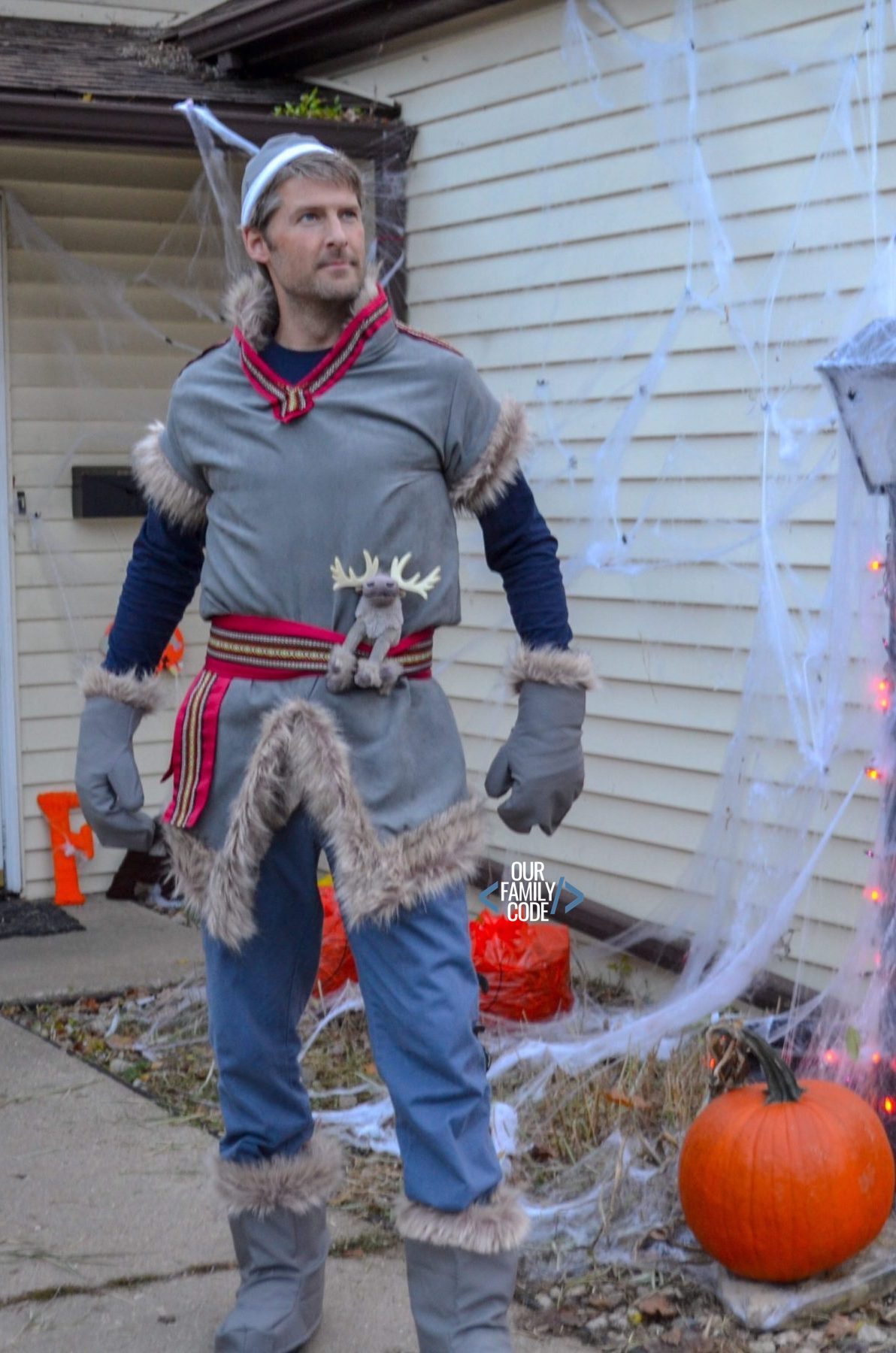 How to Make Frozen Family Halloween Costumes - Our Family Code